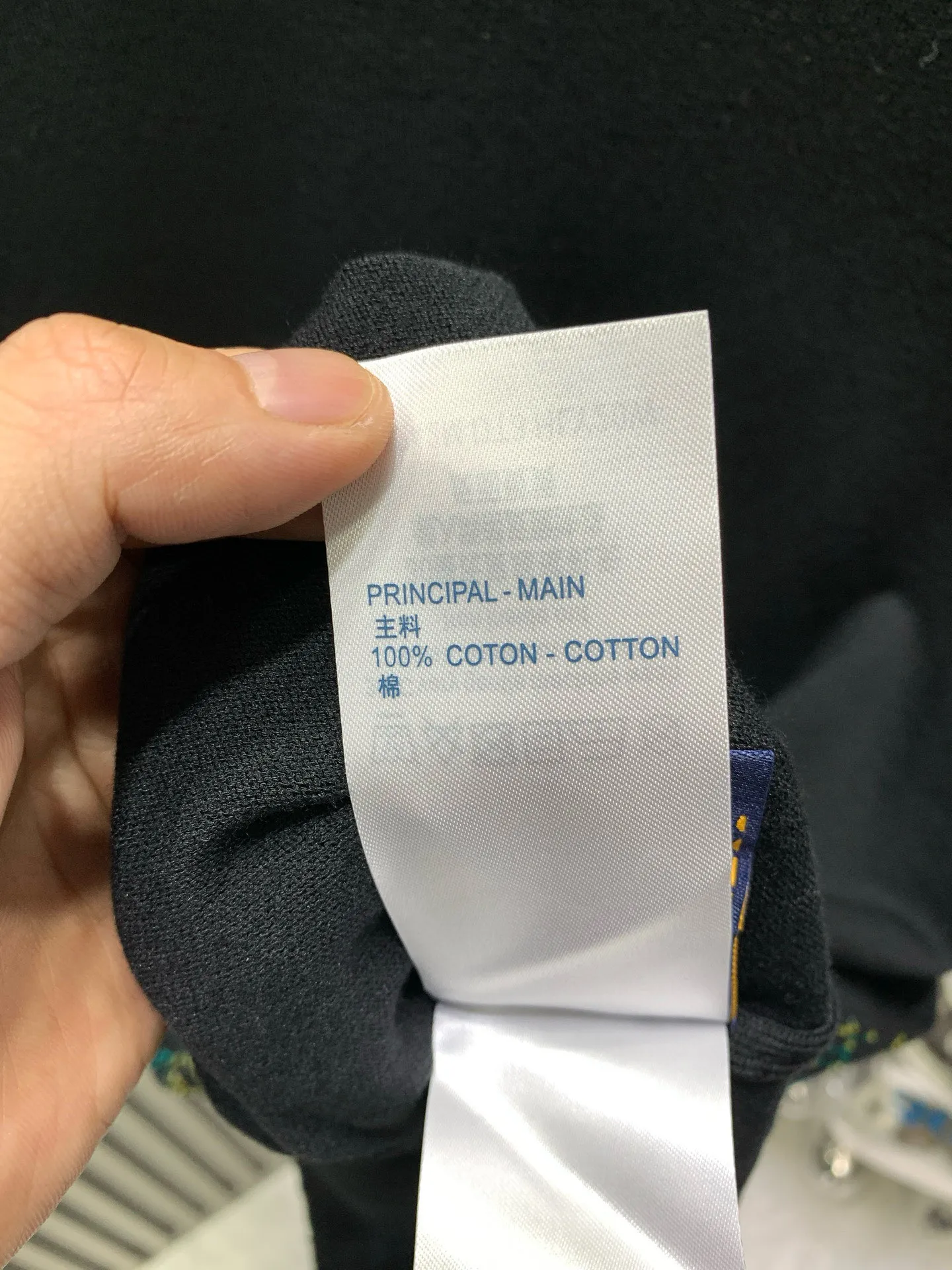 🅿️290 🀄️ Louis Vuitton Louis Vuitton 2025 new style hot diamond knitted short sleeves ⚠️Original purchase ¥18,650 Fine needle cotton knitting Standard version #Imported fine yarn wool fabric piece 14s fine needle siro spinning technology is used to make the fabric piece. Fine yarn is used as the material. The imported material used is woven on a jacquard loom imported from Germany. This technology makes the yarn more uniform and smooth. Thereby increasing the comfort and durability of the fabric. Due to the use of high-quality yarn and advanced spinning technology, the texture of this sweater is very delicate and soft to the touch. It is made of linen embroidery thread combined with encrypted processing. The embroidery body has a subtle matte visual texture and the effect is three-dimensional and full. The smaller the rhinestone, the more sophisticated the requirements. It uses imported materials and is more flexible and glossy than ordinary rhinestones. The stitches are clear and smooth and have a three-dimensional texture effect. Its version design has some unique features such as concise lines. The fitted cut and signature neckline are both comfortable and durable, while also accentuating the wearer's neck. It can show off the wearer's wrist lines and add a sense of sophistication and neatness.